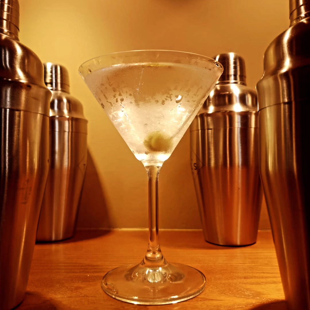 Cóctel Dry Martini en Coctelería El Pirata